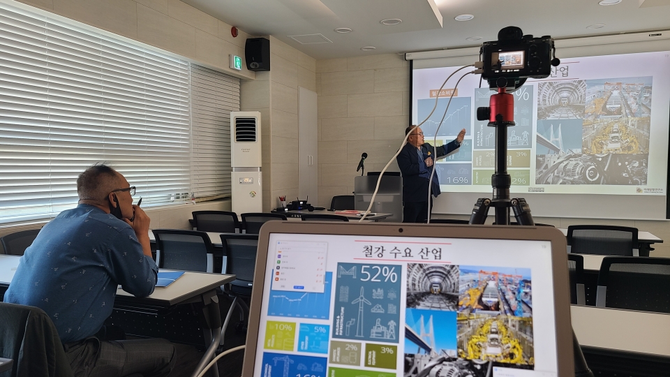 한국철강협회 재료산업인적자원개발위원회는 10월 8일 서울역 인근 삼경교육센터에서 전국 철강 및 비철관련 특성화고, 특성화대 졸업예정자 100여명을 대상으로 재료산업 청년일자리 취업지원프로그램을 온라인으로 실시했다.