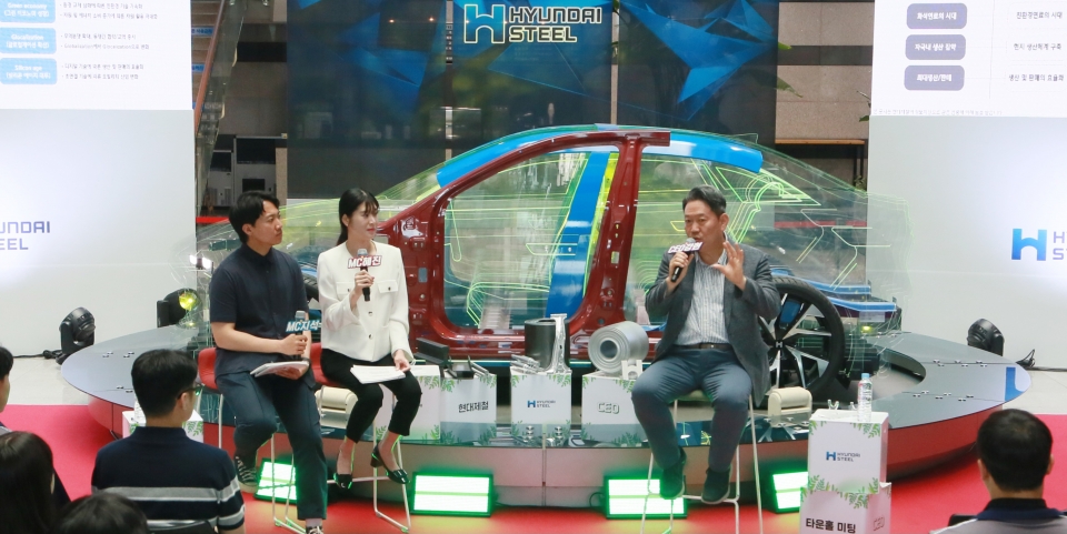 현대제철 서강현 사장(사진 맨 오른쪽)이 지난 5일 당진제철소 기술연구소 1층 로비에서 진행된 '타운홀 미팅'에서 직원들과 대화의 시간을 가지고 있다.