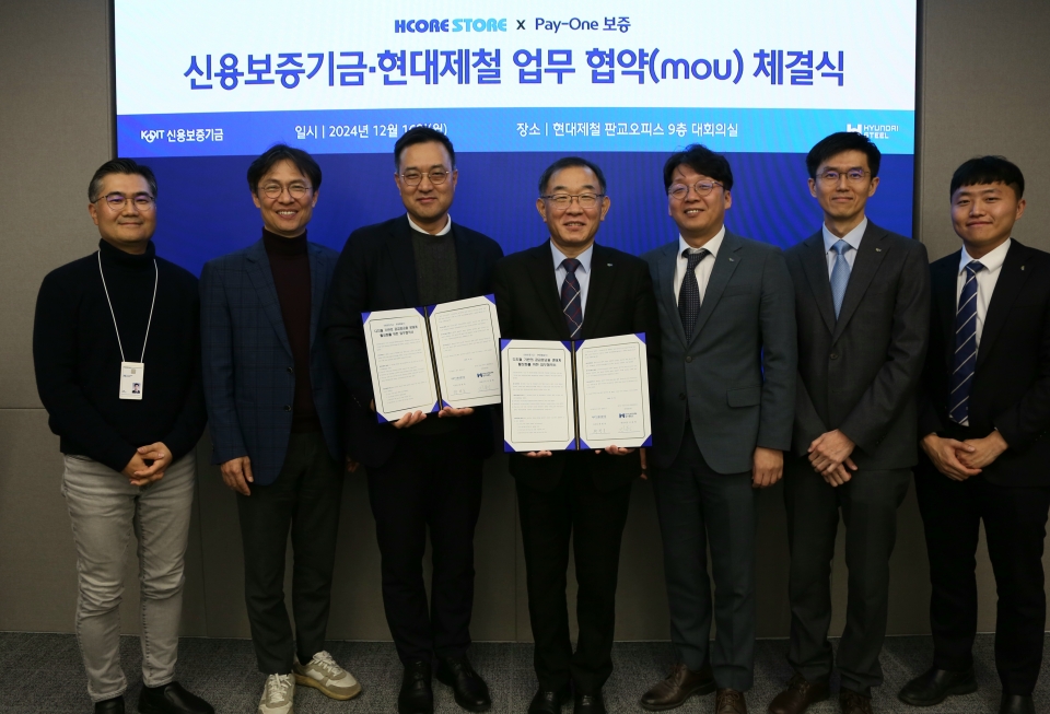 채병호 신보 이사(oo쪽)와 ooo 현대제철 상무가 지난 16일 경기 성남시 소재 현대제철 판교오피스에서 열린 ‘디지털 기반의 공급망 금융 생태계 활성화를 위한 업무협약식’에 참석해 기념촬영을 하고 있다.